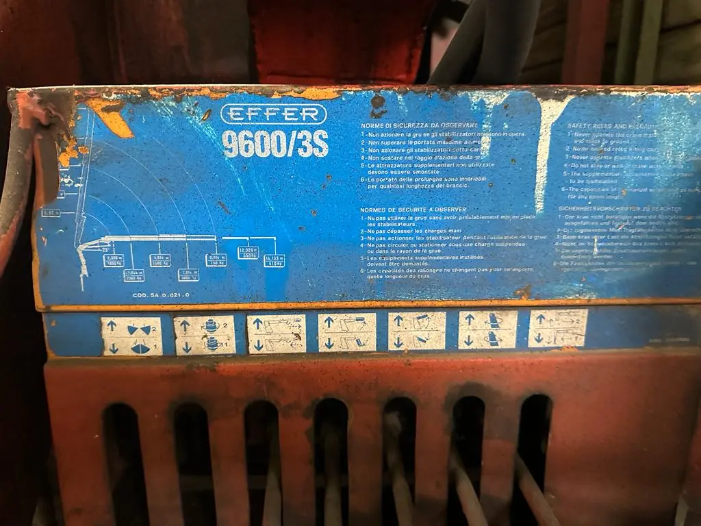 CAMION RENAULT CON GRUA AUTOCARGA (6).webp