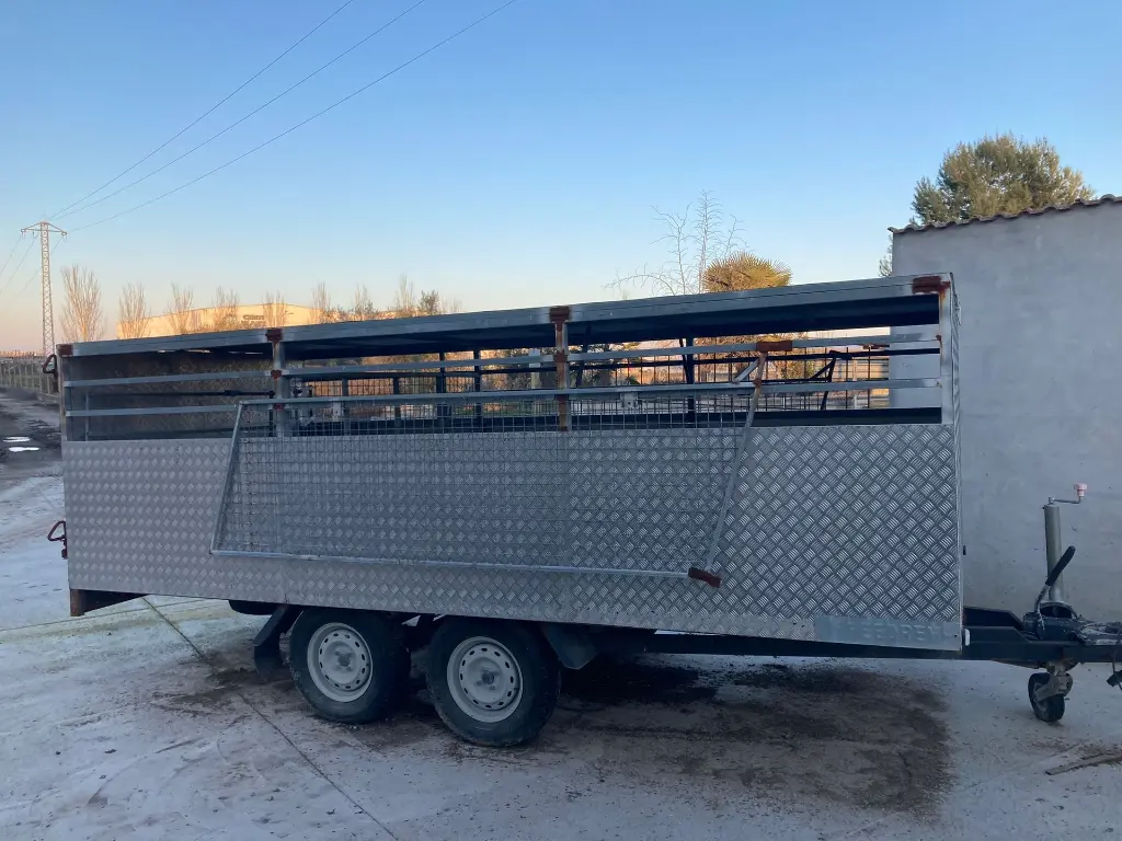 REMOLQUE PARA GANADO (5).webp