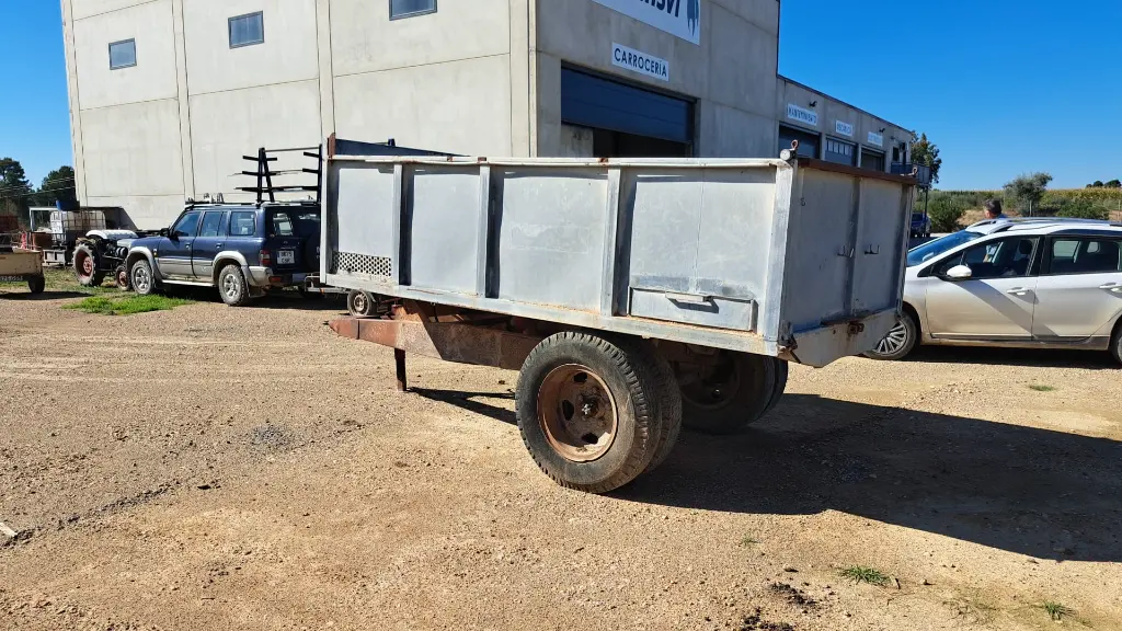 REMOLQUE GALVANIZADO BASCULANTE (4).webp