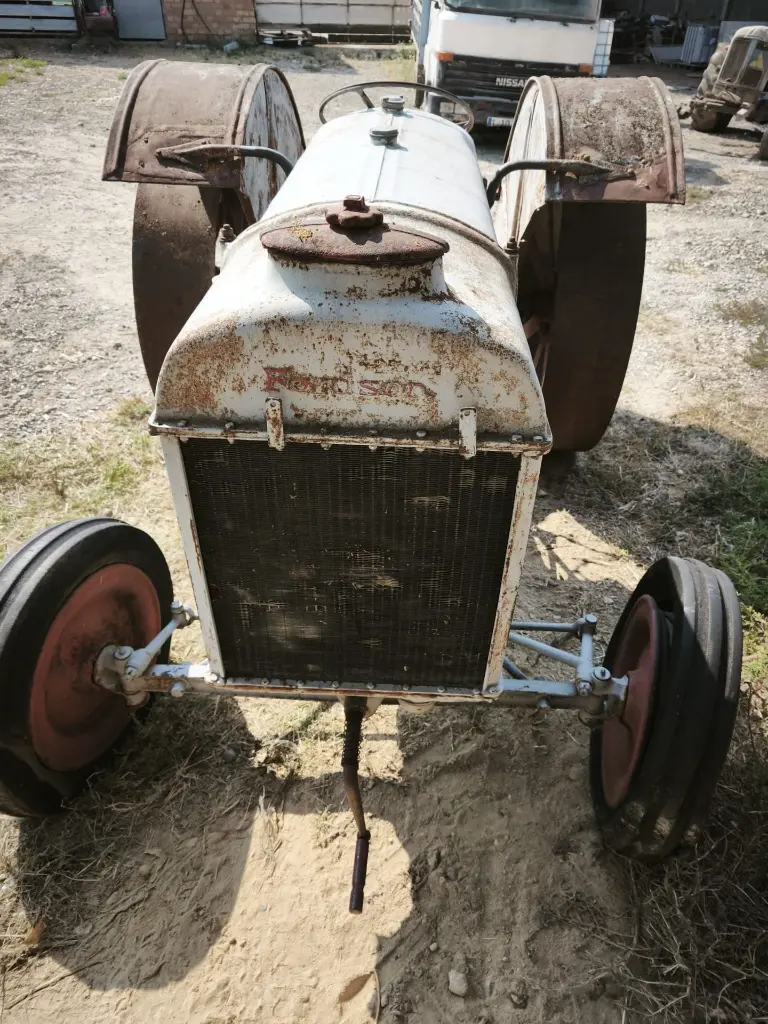 TRACTOR ANTIGUO FORTSON (3).webp