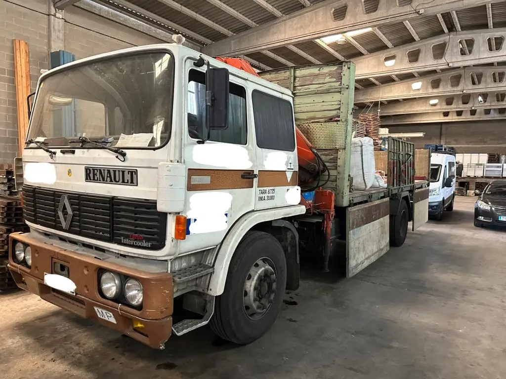596 - CAMIÓN RENAULT CON GRÚA AUTOCARGA
