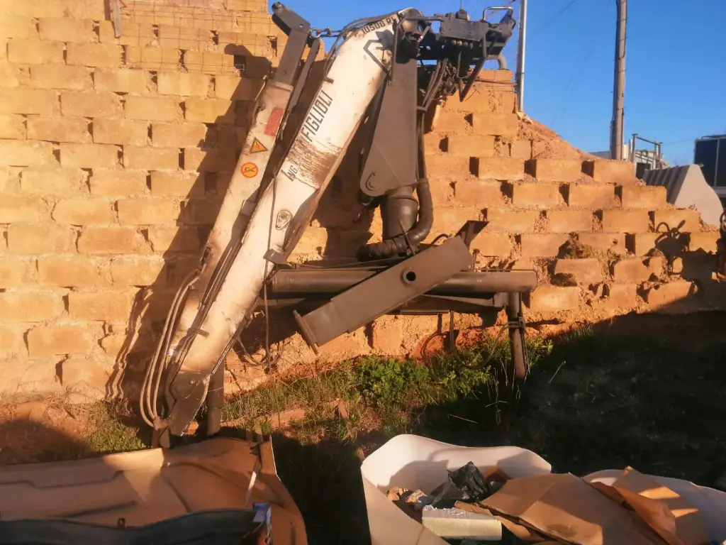 S164 - GRUA PARA CAMION Y PINZA PARA MADERA 