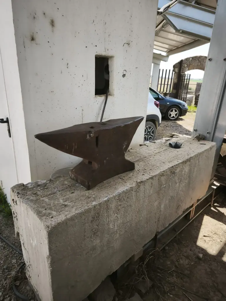 S288 - YUNQUE MUY ANTIGUO 