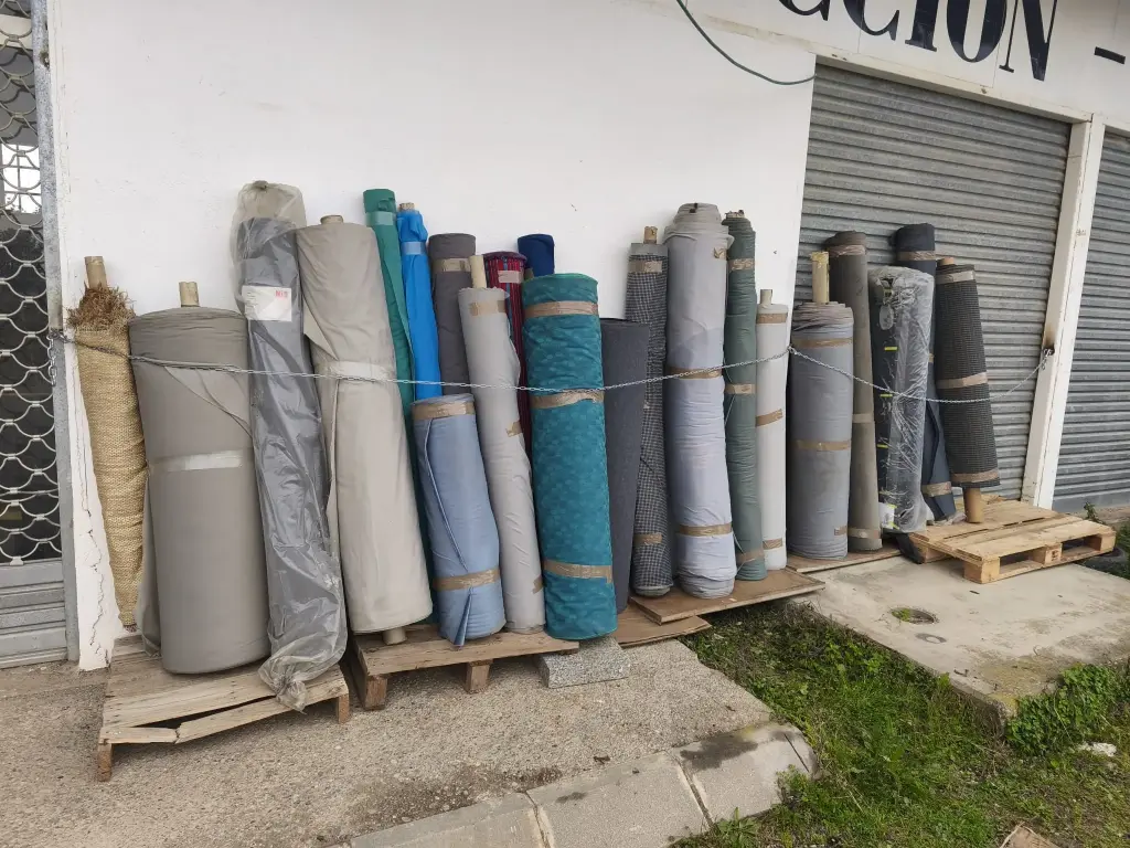 S252 - ROLLOS DE MOQUETA Y TELAS 